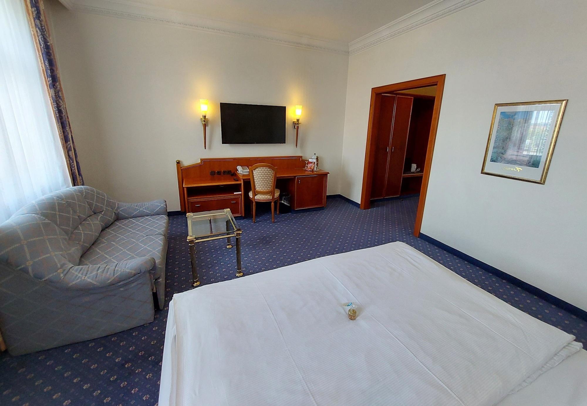 Hotel Bayerischer Hof Dresden Bagian luar foto