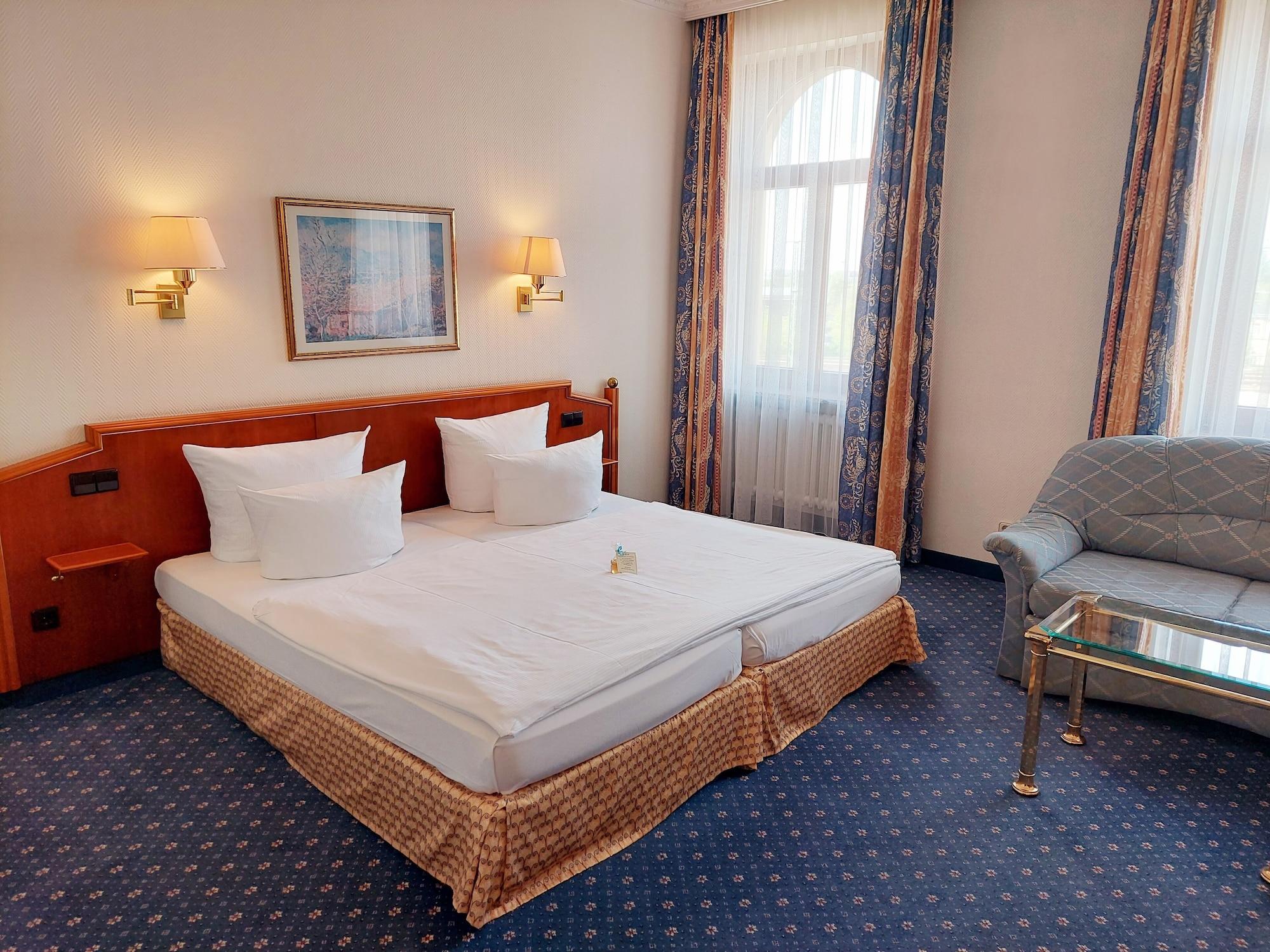 Hotel Bayerischer Hof Dresden Bagian luar foto