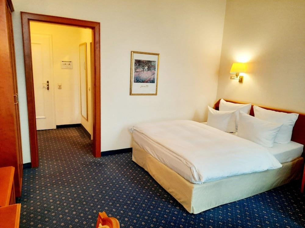 Hotel Bayerischer Hof Dresden Bagian luar foto