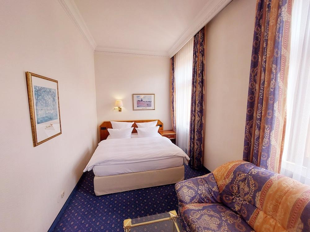 Hotel Bayerischer Hof Dresden Bagian luar foto