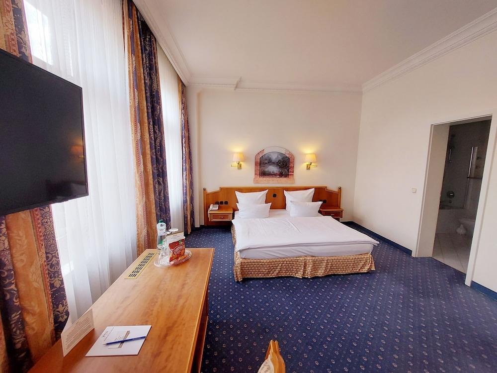Hotel Bayerischer Hof Dresden Bagian luar foto
