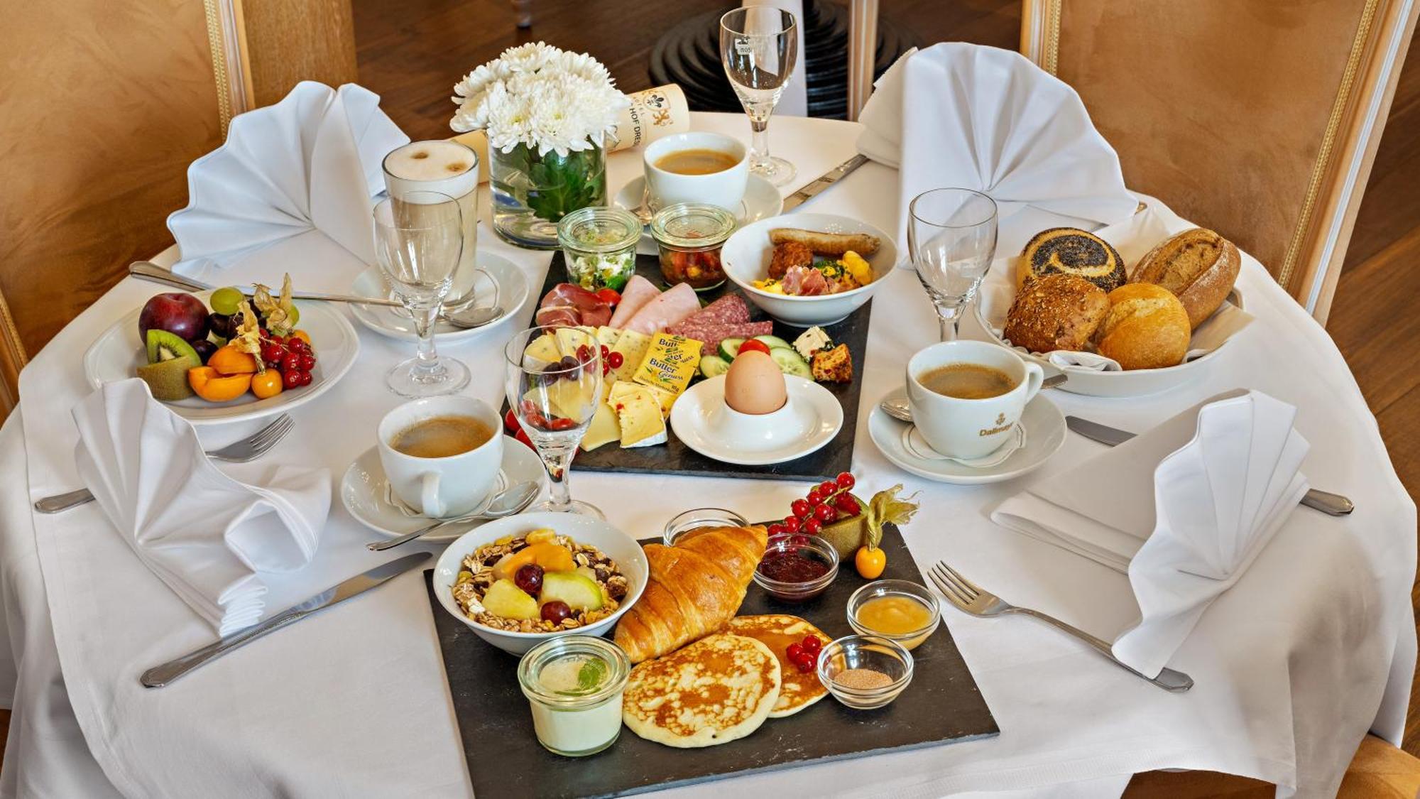 Hotel Bayerischer Hof Dresden Bagian luar foto